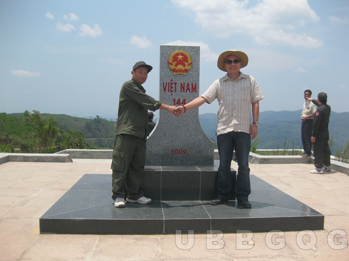 Hai trưởng đoàn Chuyên viên liên hợp biên giới Việt Nam – Lào, Nguyễn Anh Dũng và Phu Khẩu Phôm Mạ Vông Sả tại Lễ khánh thành mốc 144 tại cửa khẩu chính Huổi Puốc (Điện Biên) – Na Son (Luông Pha - Băng), năm 2012.