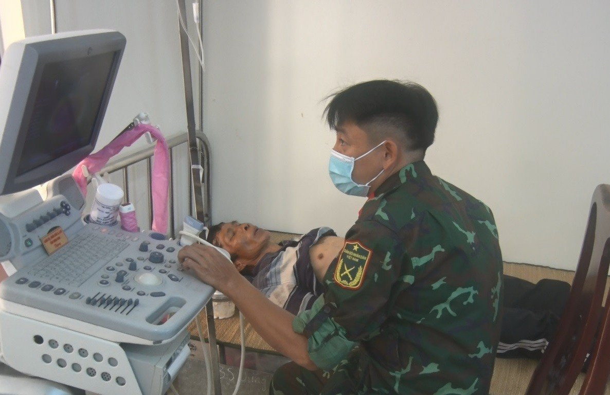 Bệnh xá đảo Phan Vinh cấp cứu ngư dân gặp nạn trên biển
