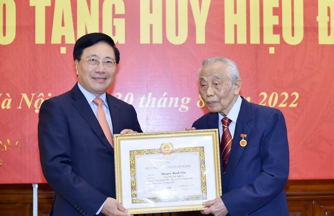 Trao tặng Huy hiệu 75 năm tuổi Đảng cho đồng chí Nguyễn Mạnh Cầm, nguyên Ủy viên Bộ Chính trị, nguyên Phó Thủ tướng Chính phủ, và Huy hiệu 40 năm, 30 năm tuổi Đảng cho các đồng chí nguyên Lãnh đạo Bộ Ngoại giao