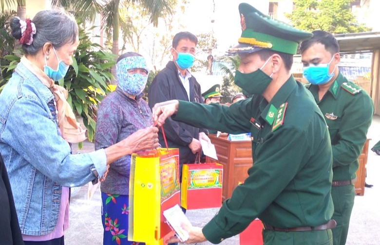 Trao quà tết cho người nghèo khu vực biên giới tại Đà Nẵng