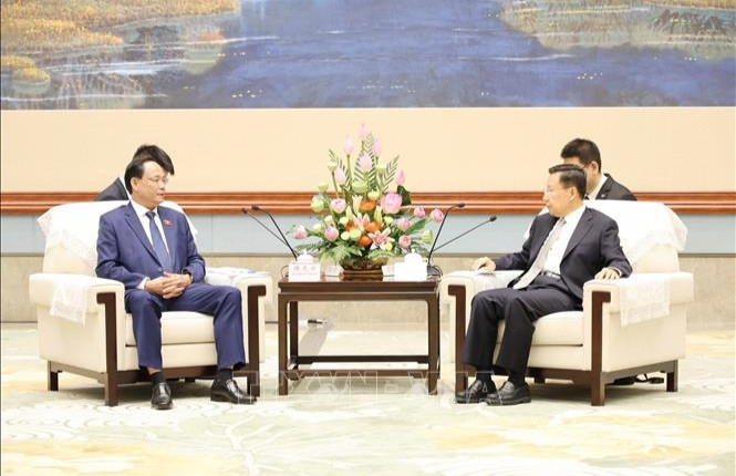 Phó Chủ tịch Quốc hội Trần Quang Phương hội kiến Bí thư Tỉnh ủy Tứ Xuyên Vương Hiểu Huy