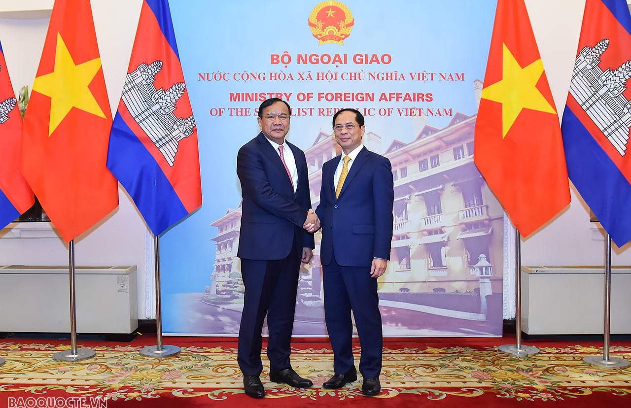Bộ trưởng Ngoại giao Bùi Thanh Sơn hội đàm với Phó Thủ tướng, Bộ trưởng Ngoại giao và Hợp tác quốc tế Campuchia Prak Sokhonn