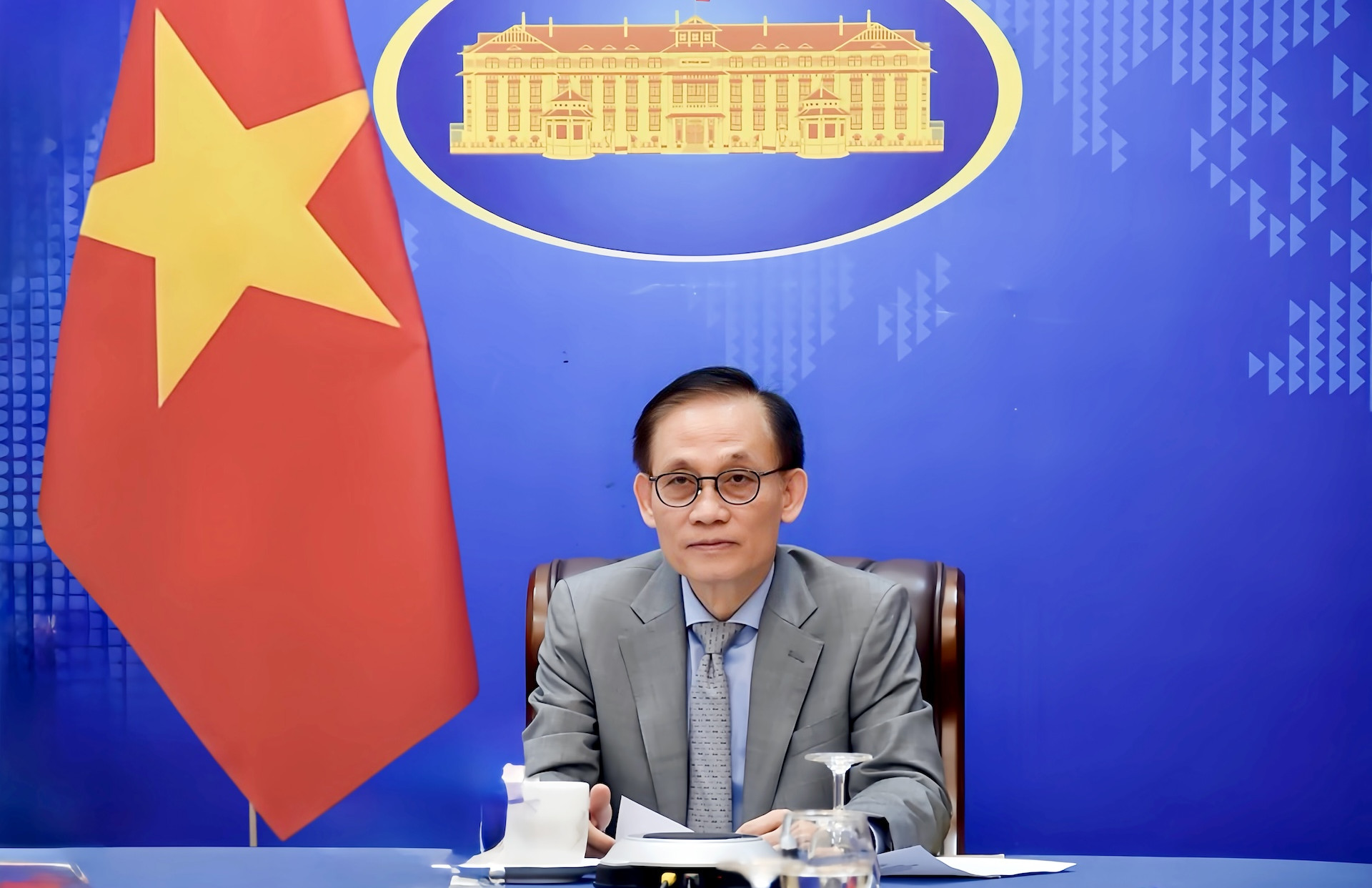 Bí thư Trung ương Đảng, Quyền Bộ trưởng Ngoại giao Lê Hoài Trung điện đàm với Phó Thủ tướng, Bộ trưởng Bộ Ngoại giao và Hợp tác quốc tế Campuchia Prak Sokhonn