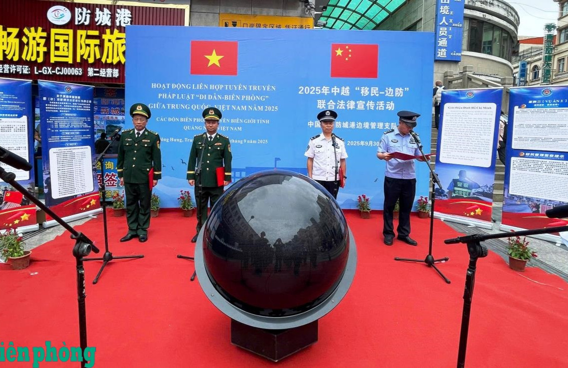   Các đồn Biên phòng tuyến biên giới tỉnh Quảng Ninh chúc mừng Quốc khánh Trung Quốc và phối hợp tuyên truyền pháp luật