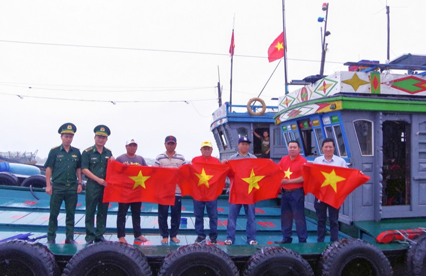 10.000 lá cờ Tổ quốc tặng ngư dân biên giới biển Thừa Thiên Huế