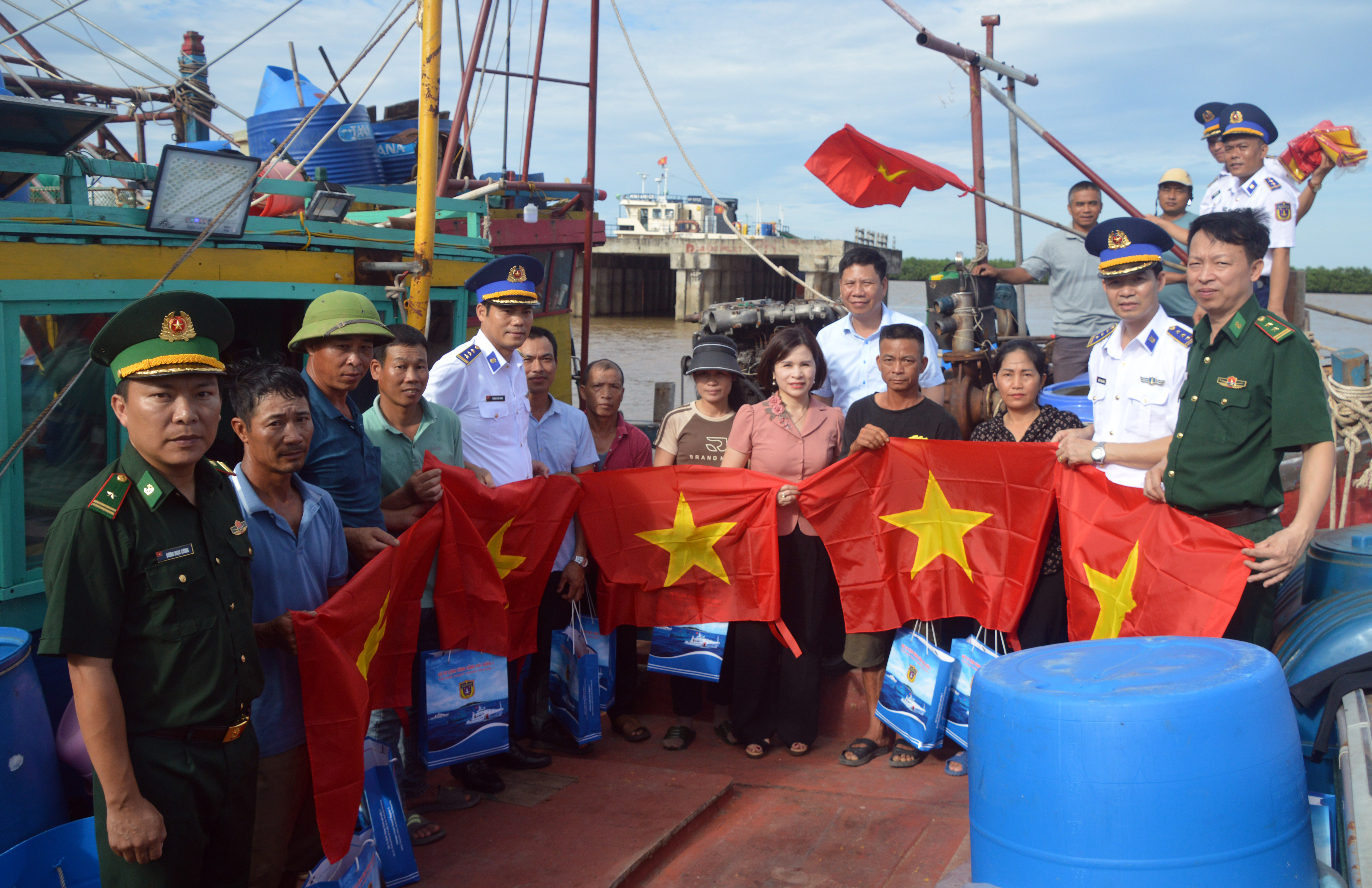 Cảnh sát biển đồng hành với ngư dân Ninh Bình và Hà Tĩnh