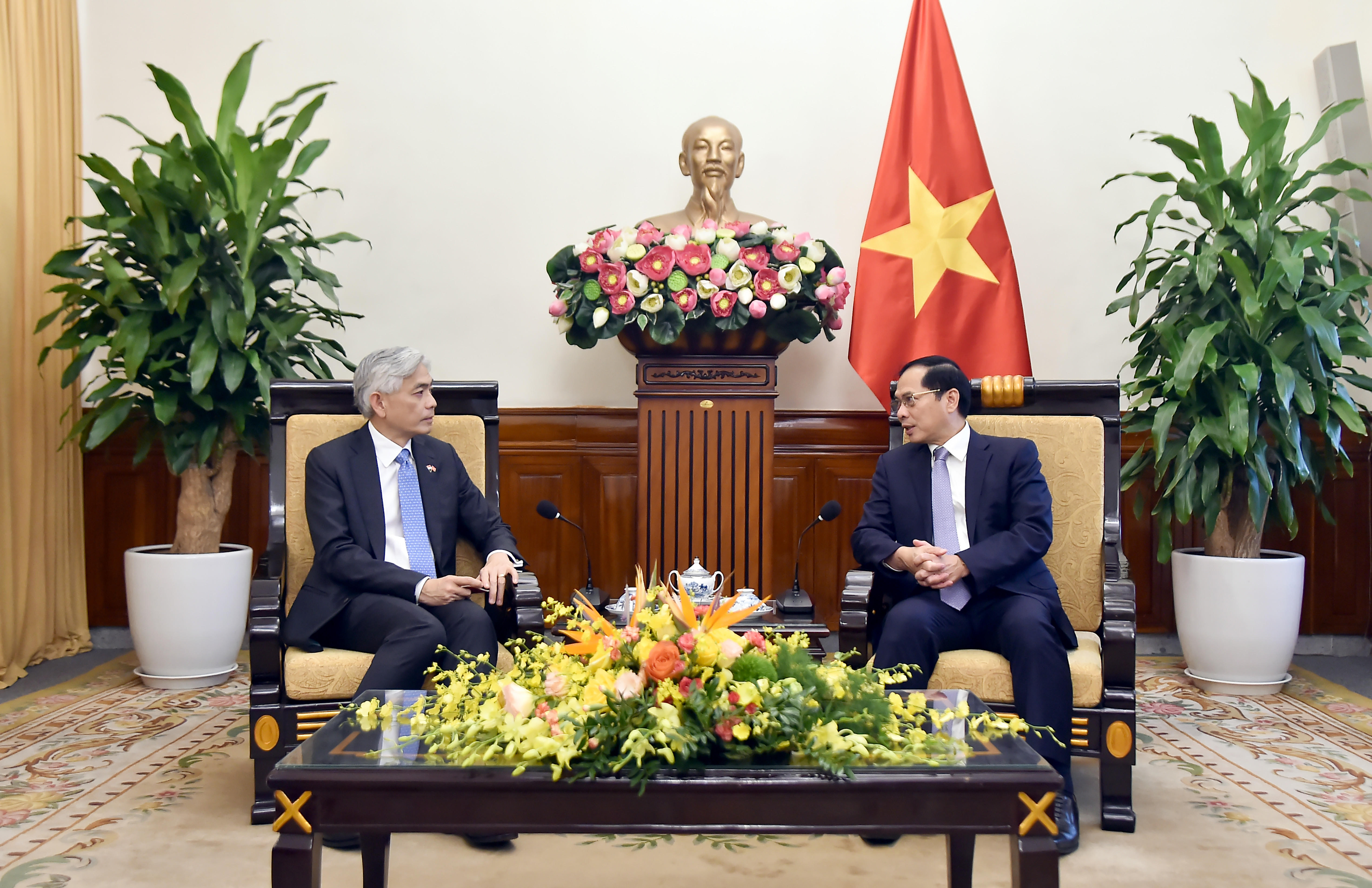   Phó Thủ tướng, Bộ trưởng Ngoại giao Bùi Thanh Sơn tiếp Bí thư Thường trực Bộ Ngoại giao Singapore Albert Chua 