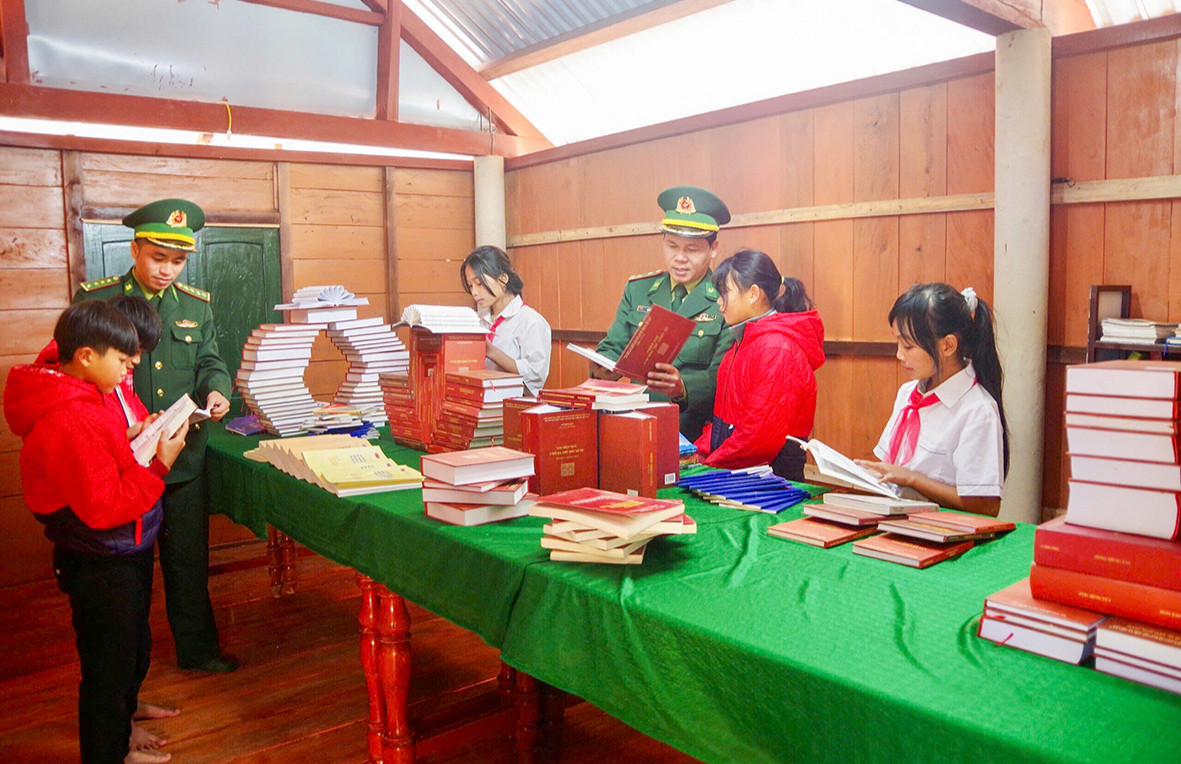 Thanh niên biên phòng chung sức đưa con chữ đến với trẻ vùng cao