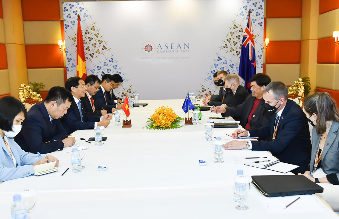 Bộ trưởng Ngoại giao Bùi Thanh Sơn tiếp xúc song phương với Bộ trưởng các nước đối tác