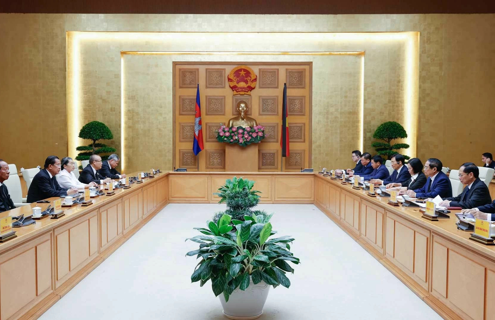 Tiếp tục củng cố và tăng cường sự gắn bó, tin cậy chính trị giữa hai Đảng, hai Nhà nước Việt Nam và Campuchia