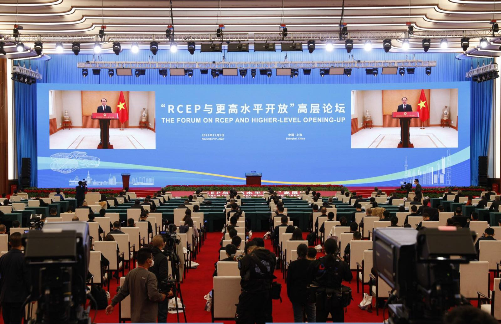 Phó Thủ tướng Chính phủ Lê Văn Thành dự và phát biểu tại Diễn đàn cấp cao “RCEP và mở cửa với trình độ cao hơn” trong khuôn khổ Hội chợ Nhập khẩu quốc tế Trung Quốc (CIIE) lần thứ 5 và Diễn đàn Kinh tế quốc tế Hồng Kiều