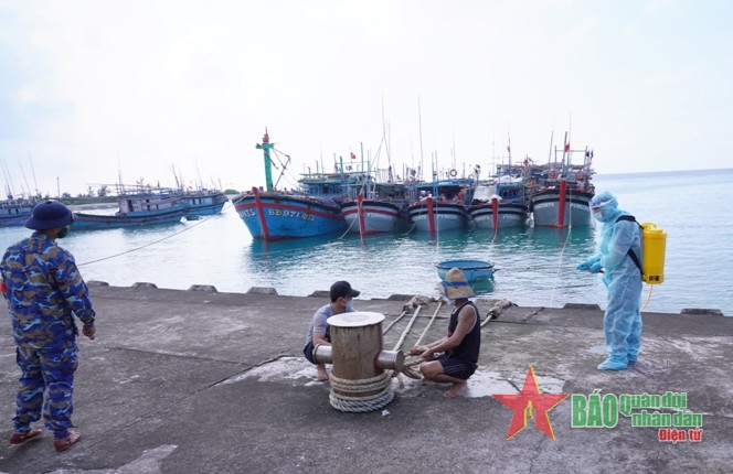 Huyện đảo Trường Sa hỗ trợ ngư dân trú bão Rai