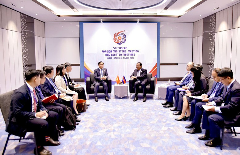   Phó Thủ tướng, Bộ trưởng Ngoại giao Bùi Thanh Sơn gặp Phó Thủ tướng, Bộ trưởng Ngoại giao và Hợp tác quốc tế Campuchia Prak Sokhonn