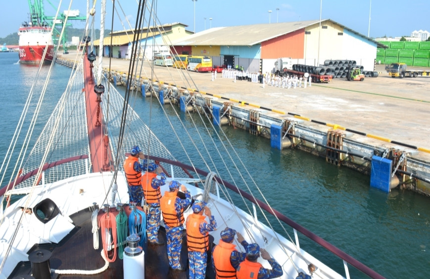 Tàu buồm 286 - Lê Quý Đôn cập cảng Muara, Brunei