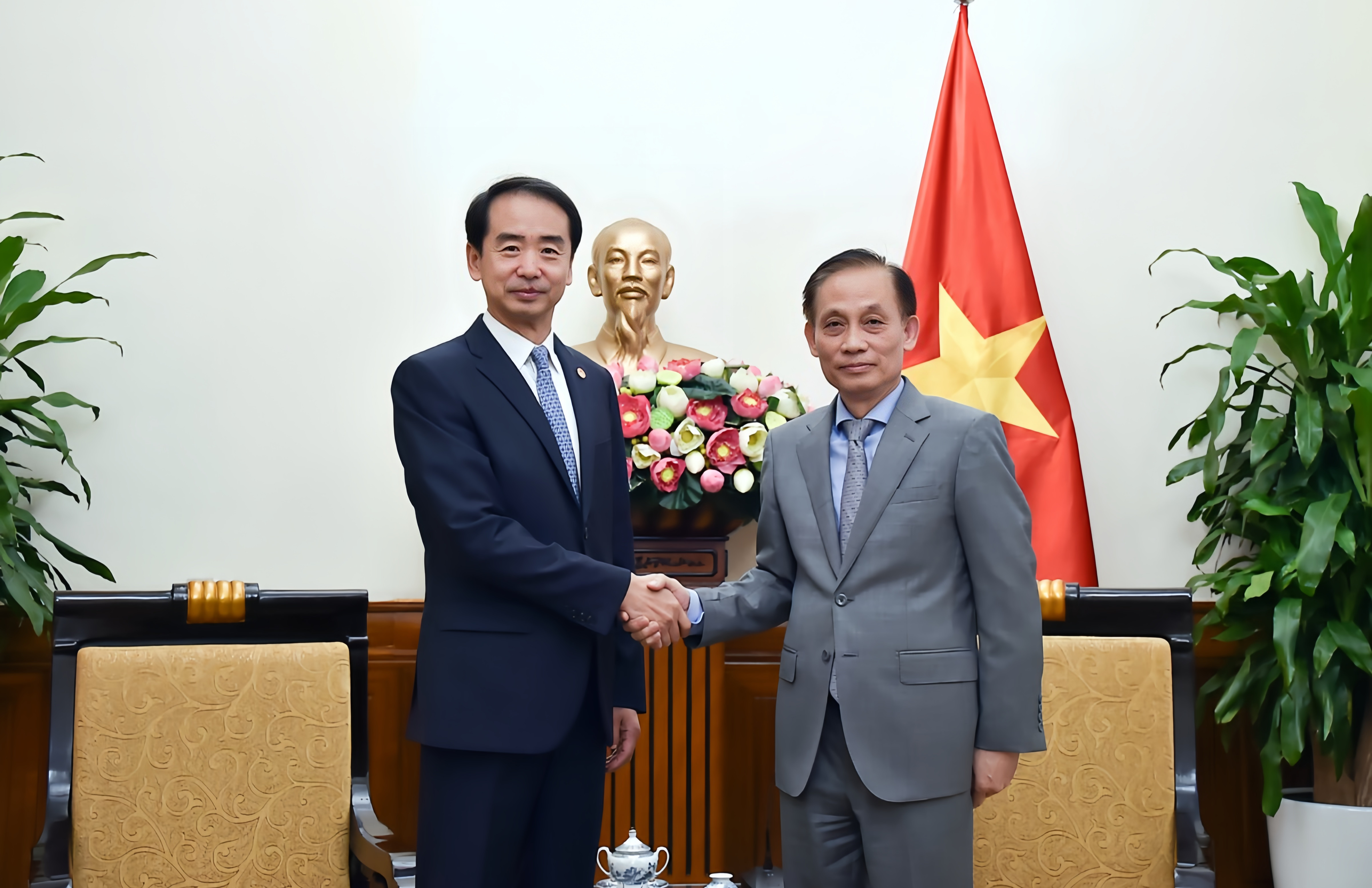 Bí thư Trung ương Đảng, Quyền Bộ trưởng Ngoại giao Lê Hoài Trung tiếp Đại sứ Trung Quốc tại Việt Nam Hà Vĩ