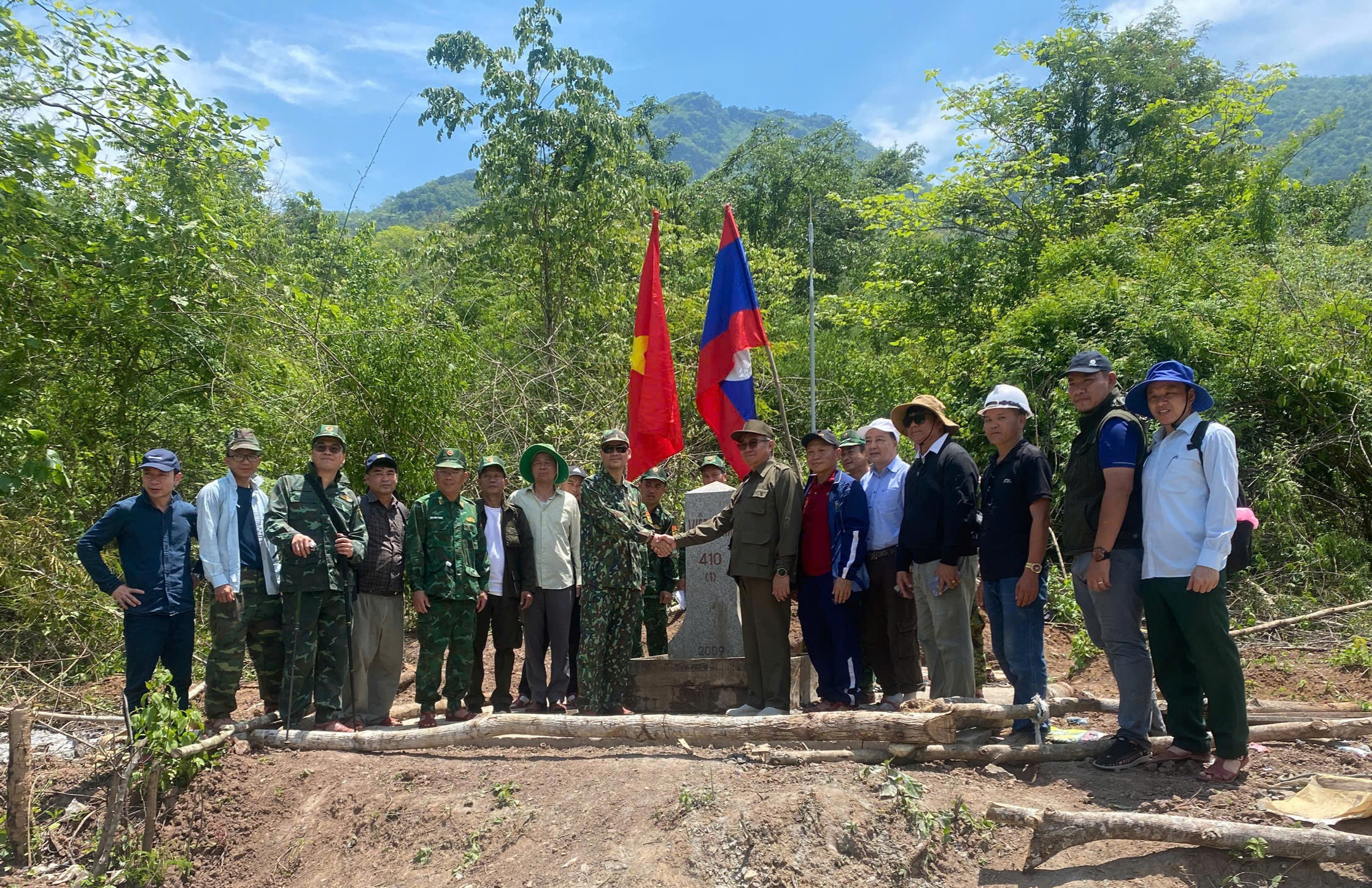 Hoàn thành việc xây dựng một số mốc quốc giới bị hư hỏng, bảo đảm sự ổn định, bền vững của đường biên giới Việt Nam - Lào