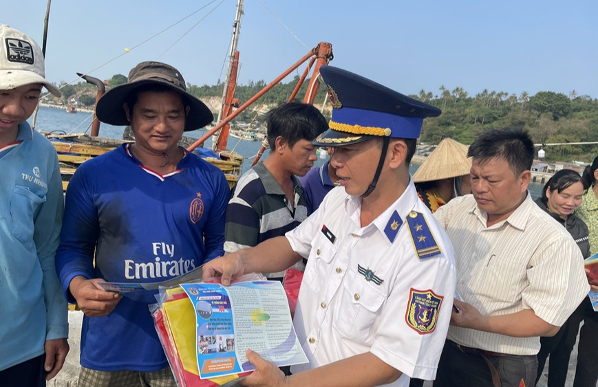 Vùng Cảnh sát biển 4 tuyên truyền IUU kết hợp an sinh xã hội trên địa bàn xã đảo Kiên Hải
