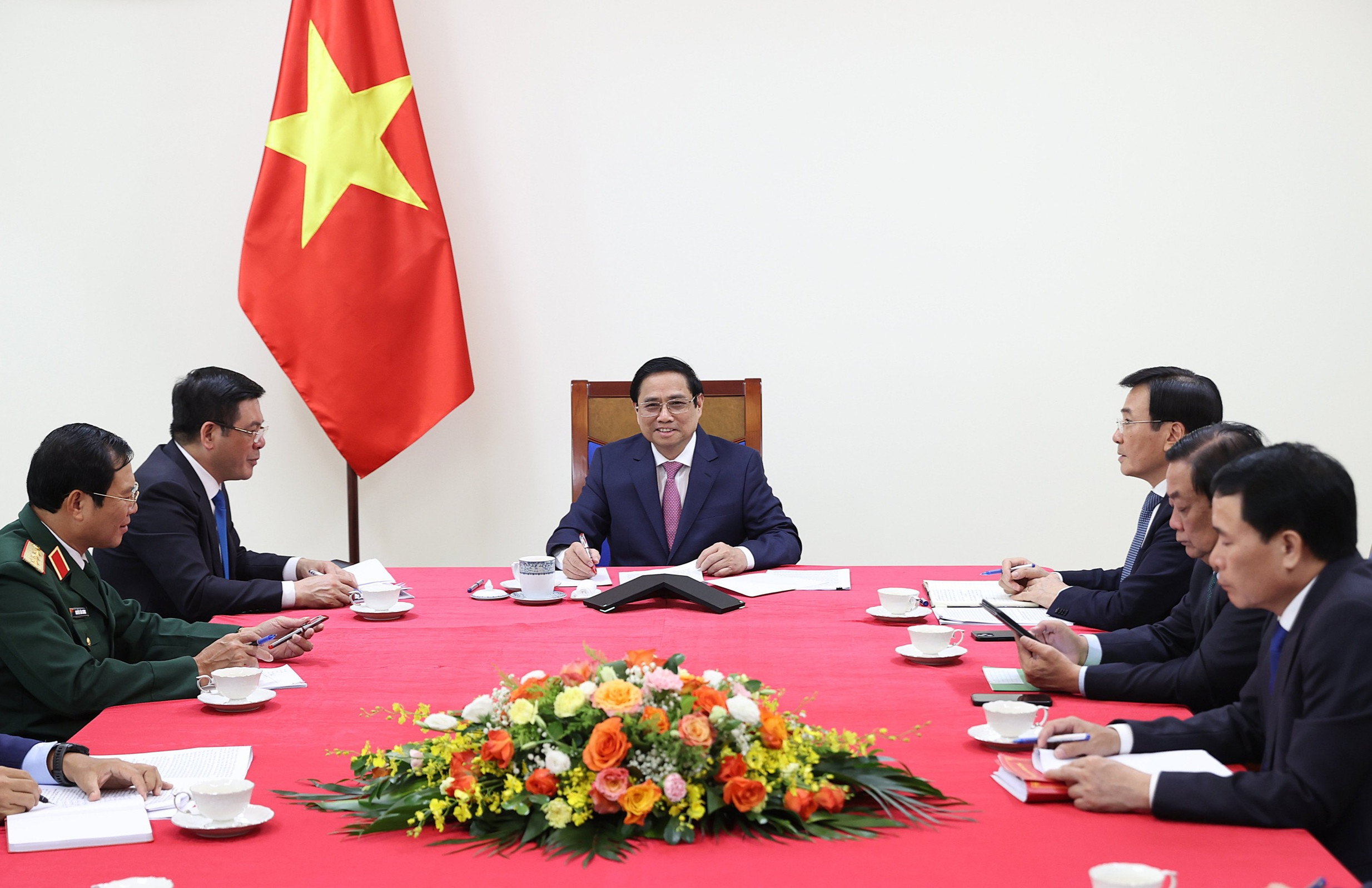 Thủ tướng Chính phủ Phạm Minh Chính điện đàm với Thủ tướng Quốc vụ viện Trung Quốc Lý Khắc Cường