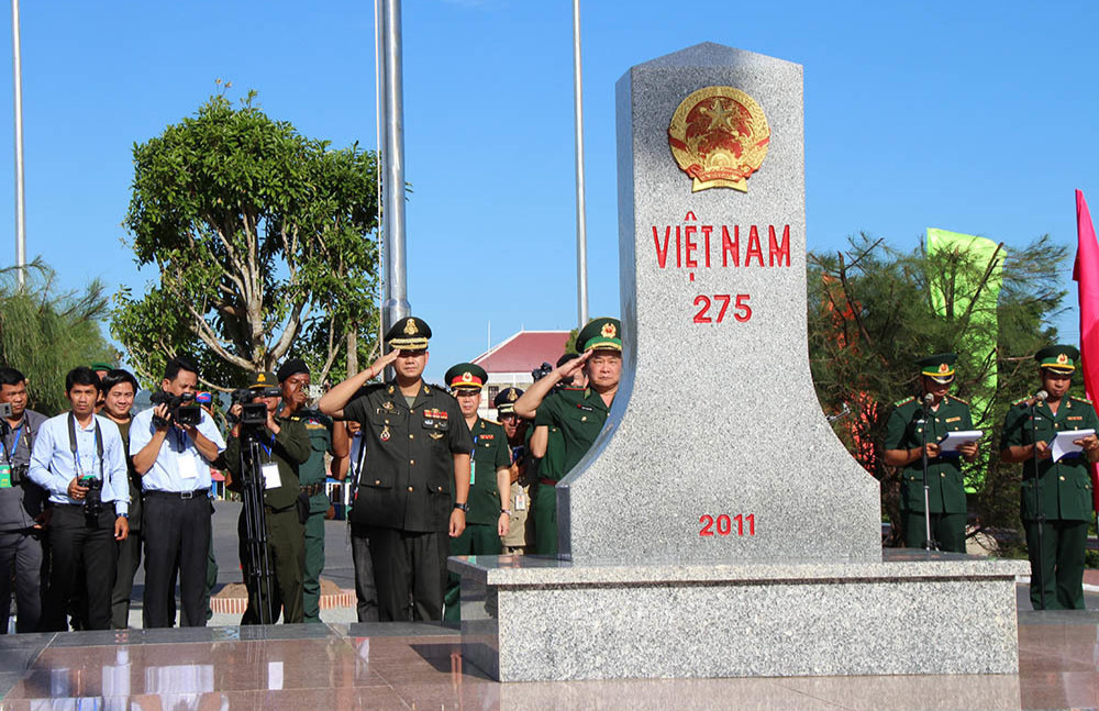 Có bao nhiêu cột mốc được cắm trên đường biên giới trên đất liền Việt Nam - Campuchia?
