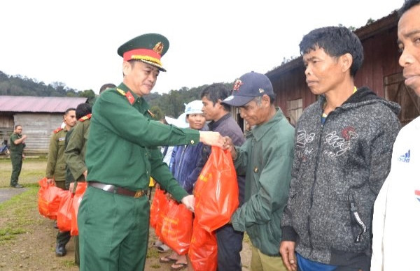 Quảng Nam: Trao tặng 200 suất quà cho nhân dân Lào