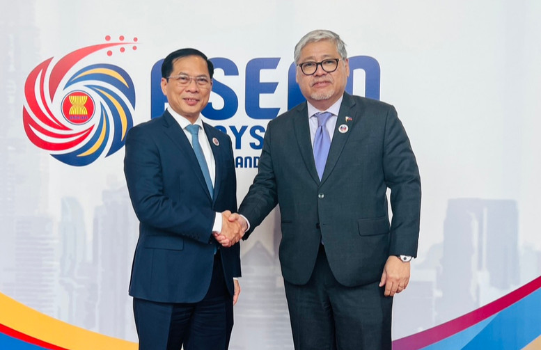 Việt Nam, Philippines nhất trí tăng cường vai trò trung tâm của ASEAN
