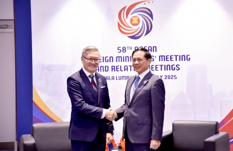   Phó Thủ tướng, Bộ Trưởng Ngoại Giao Bùi Thanh Sơn gặp Bộ trưởng Ngoại giao Lào Thongsavanh Phomvihane