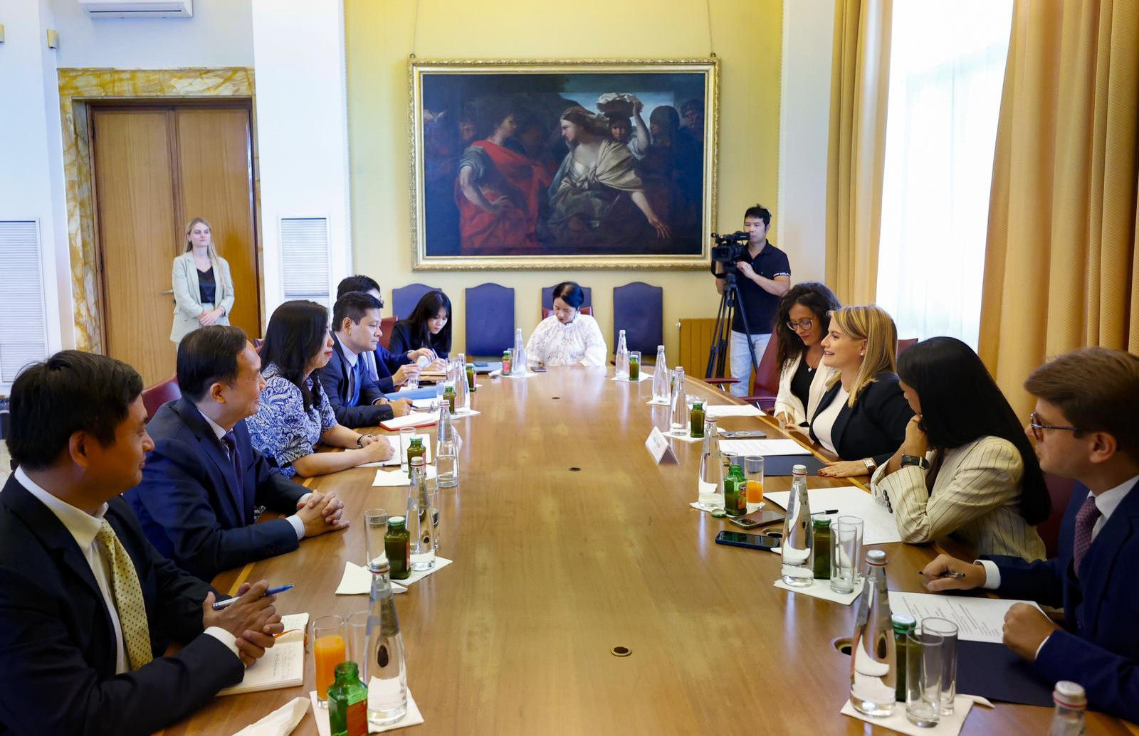 Thứ trưởng Ngoại giao Lê Thị Thu Hằng thăm, làm việc tại Italia