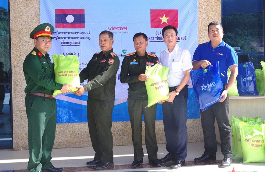 Bộ Chỉ huy quân sự tỉnh Thừa Thiên Huế tặng gạo các đơn vị Quân đội Lào