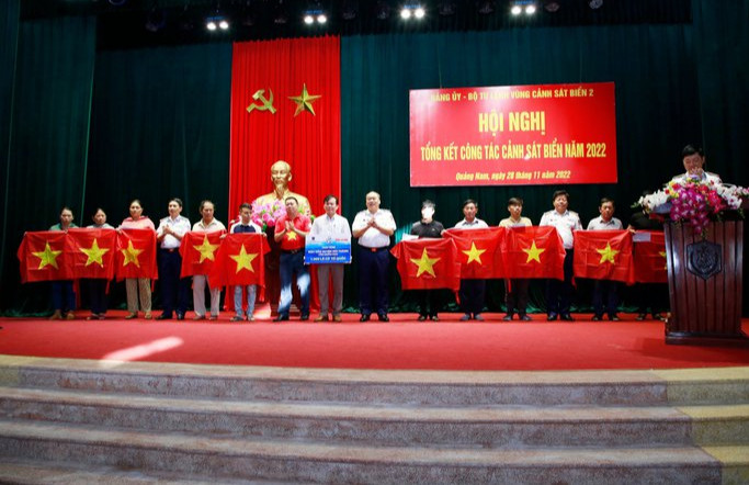 Tặng 1.000 lá cờ Tổ quốc cho ngư dân Quảng Nam