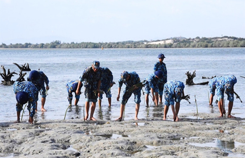 Tuổi trẻ Vùng 4 Hải quân chung tay bảo vệ môi trường biển