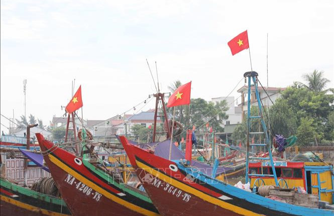 Cờ Tổ quốc tung bay trên sóng biển