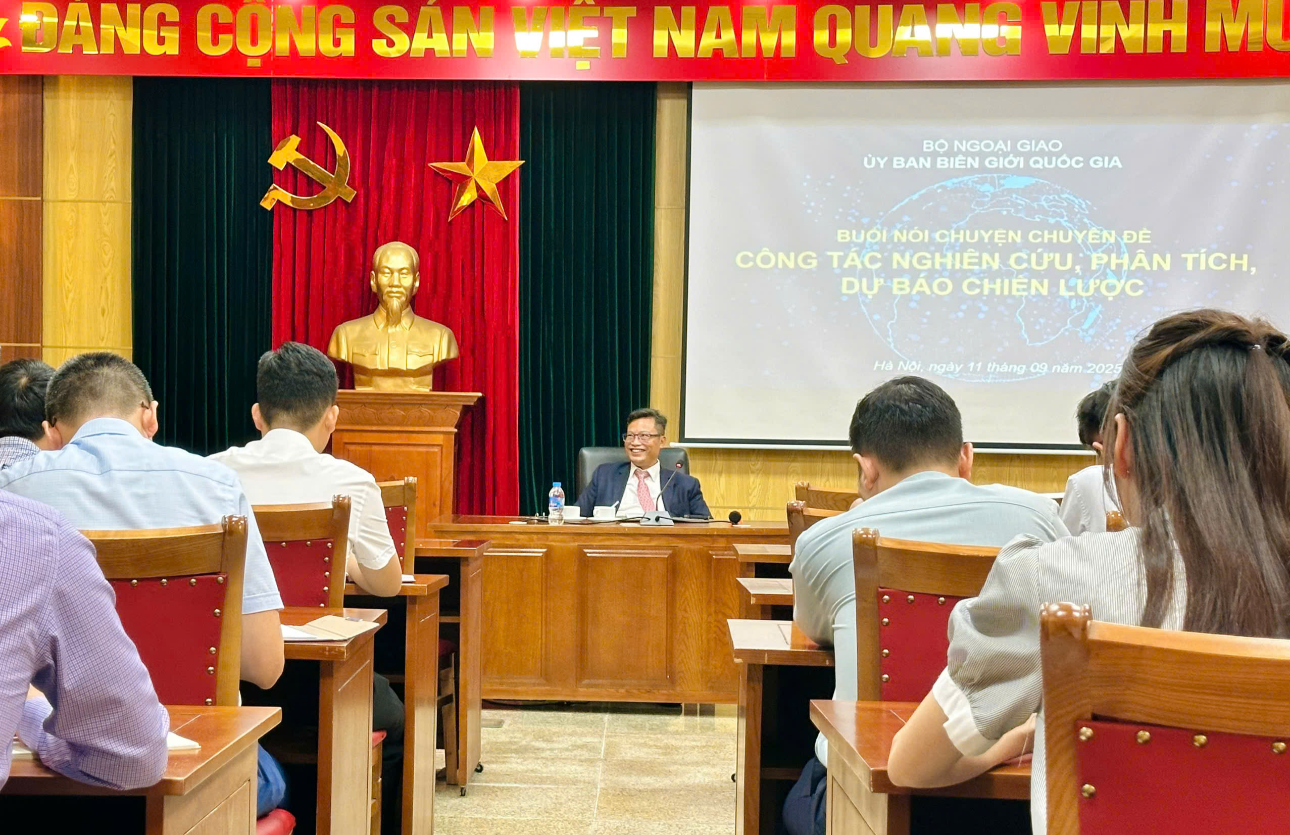   Ủy ban Biên giới quốc gia tổ chức buổi nói chuyện chuyên đề về công tác nghiên cứu, phân tích, dự báo chiến lược