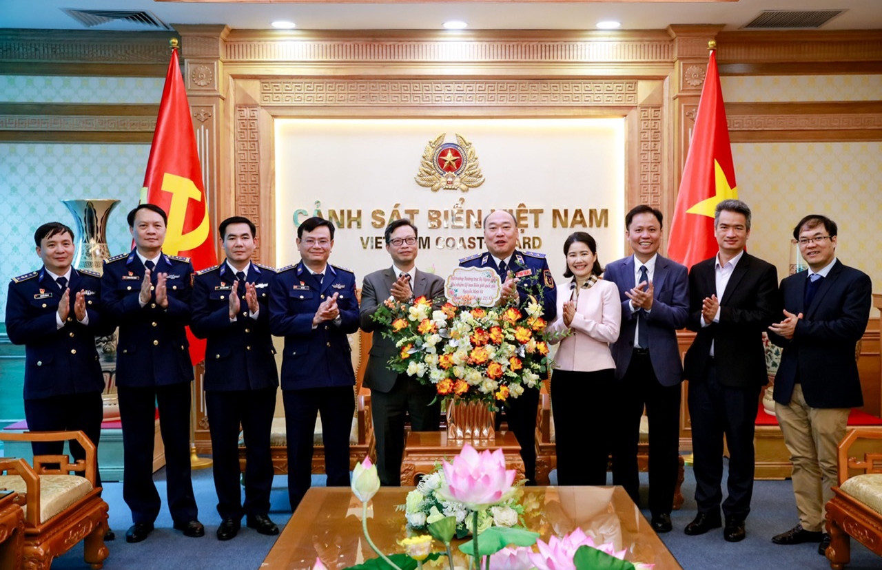 Lãnh đạo Ủy ban Biên giới quốc gia-Bộ Ngoại giao thăm, chúc mừng các đơn vị Bộ Quốc phòng nhân dịp kỷ niệm 80 năm ngày thành lập Quân đội nhân dân Việt Nam