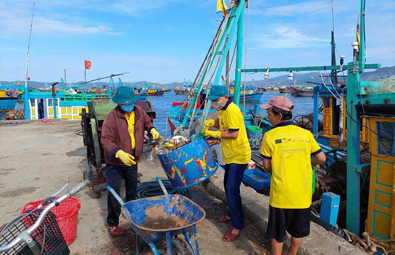 Ngư dân Phú Yên tích cực thu gom rác thải biển bằng tàu đánh cá lưới kéo đáy