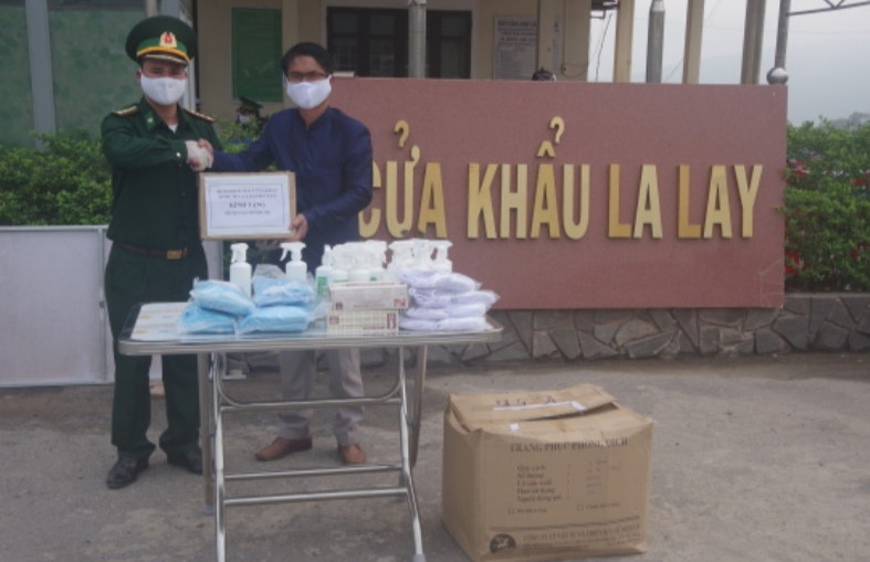Tặng vật tư y tế cho nhân dân nước bạn Lào