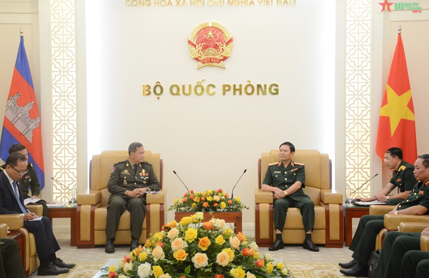 Thượng tướng Nguyễn Tân Cương tiếp Phó tổng Tư lệnh kiêm Tư lệnh Lục quân Quân đội Hoàng gia Campuchia