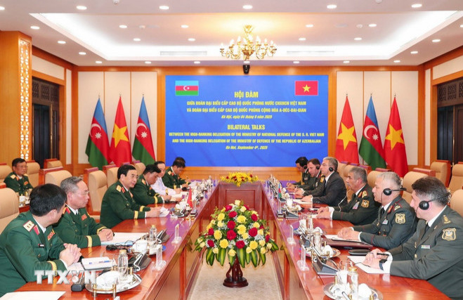 Lễ đón Bộ trưởng Bộ Quốc phòng Azerbaijan thăm chính thức Việt Nam