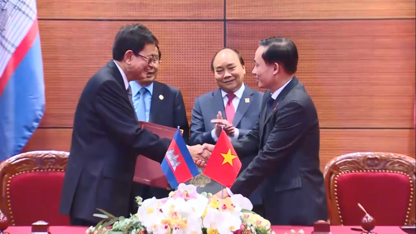 Hai Chủ tịch UBLH Việt Nam - Campuchia Lê Hoài Trung và Var Kim Hong ký biên bản cuộc họp tháng 3/2018