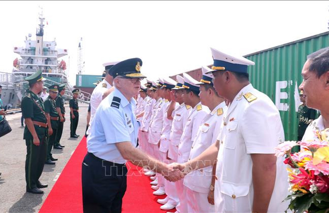 Tàu hải quân Hoàng gia Australia thăm hữu nghị Việt Nam