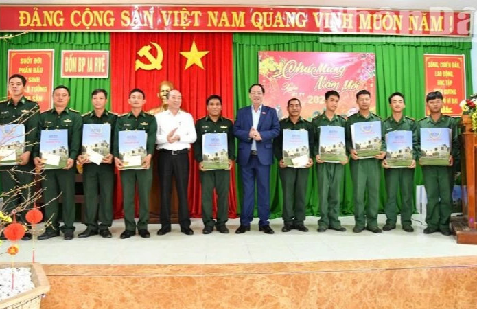 Phó Chủ tịch Quốc hội Trần Quang Phương thăm, tặng quà, chúc Tết cán bộ, chiến sĩ và nhân dân khu vực biên giới tỉnh Đắk Lắk