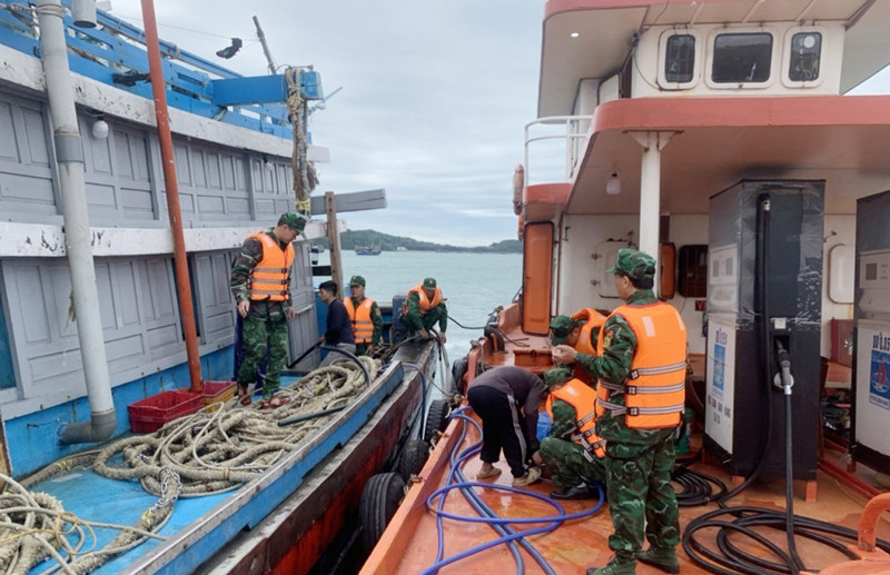 Kịp thời cứu hộ tàu cá cùng 11 thuyền viên gặp nạn