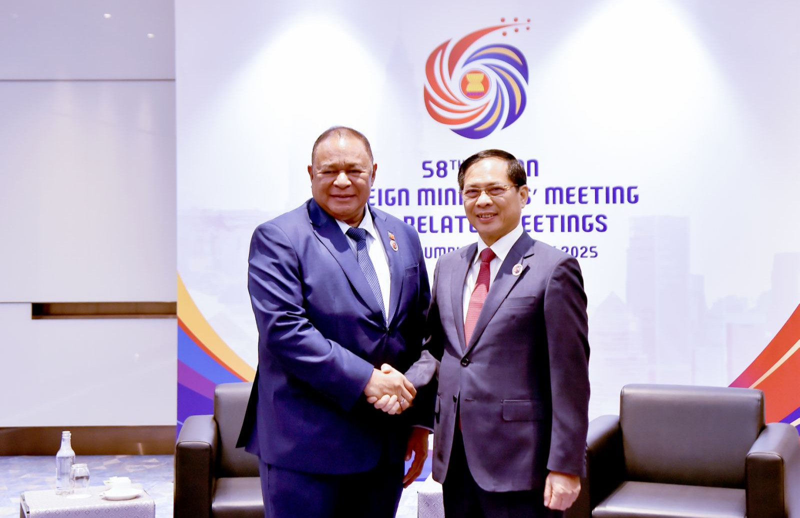 Phó Thủ tướng, Bộ trưởng Bùi Thanh Sơn gặp Bộ trưởng Ngoại giao và Hợp tác Timor-Leste nhân dịp dự Hội nghị Bộ trưởng Ngoại giao Asean lần thứ 58
