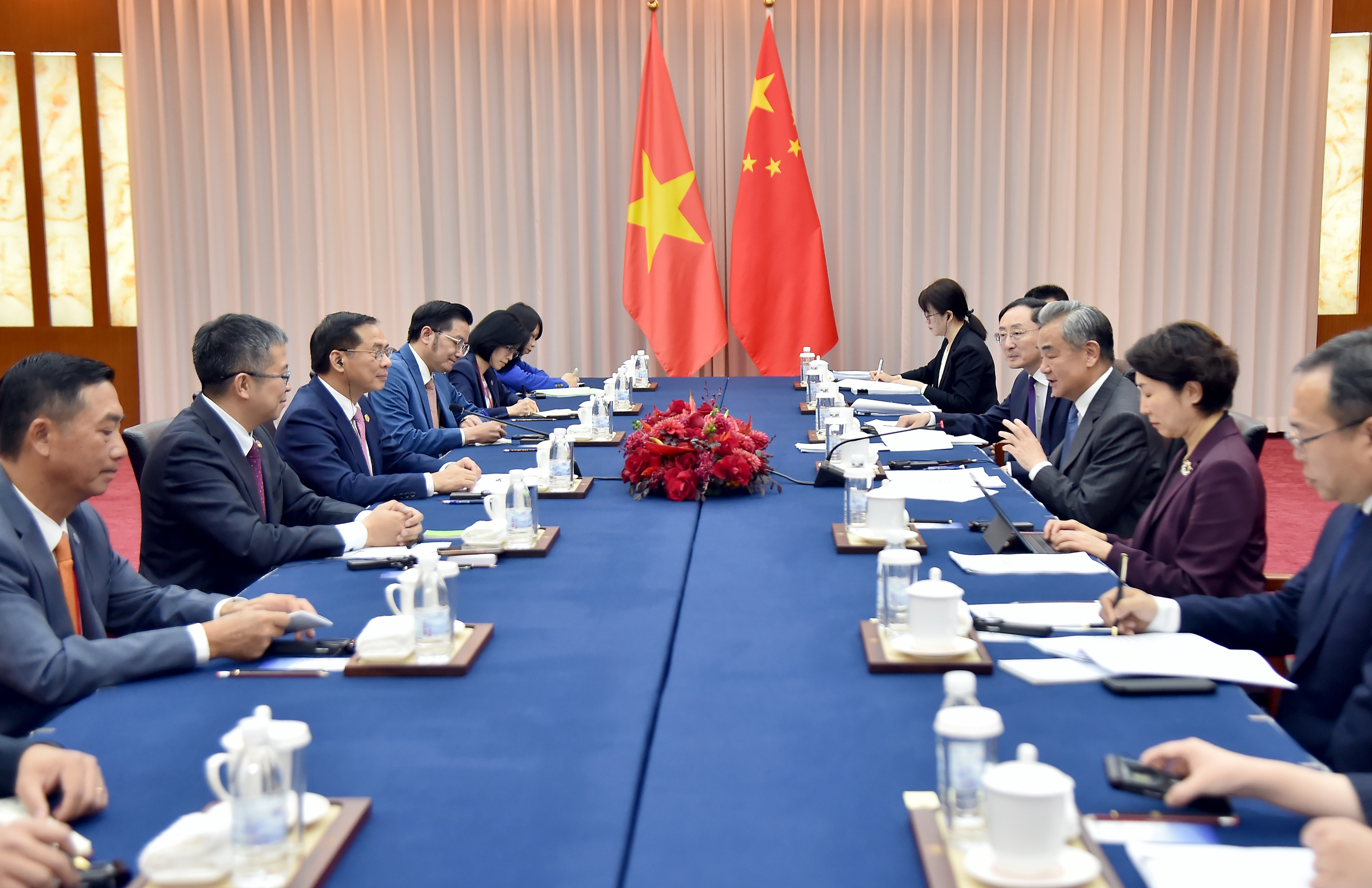 Phó Thủ tướng, Bộ trưởng Bùi Thành Sơn hội đàm với Ủy viên Bộ Chính trị, Bộ trưởng Ngoại giao Trung Quốc Vương Nghị