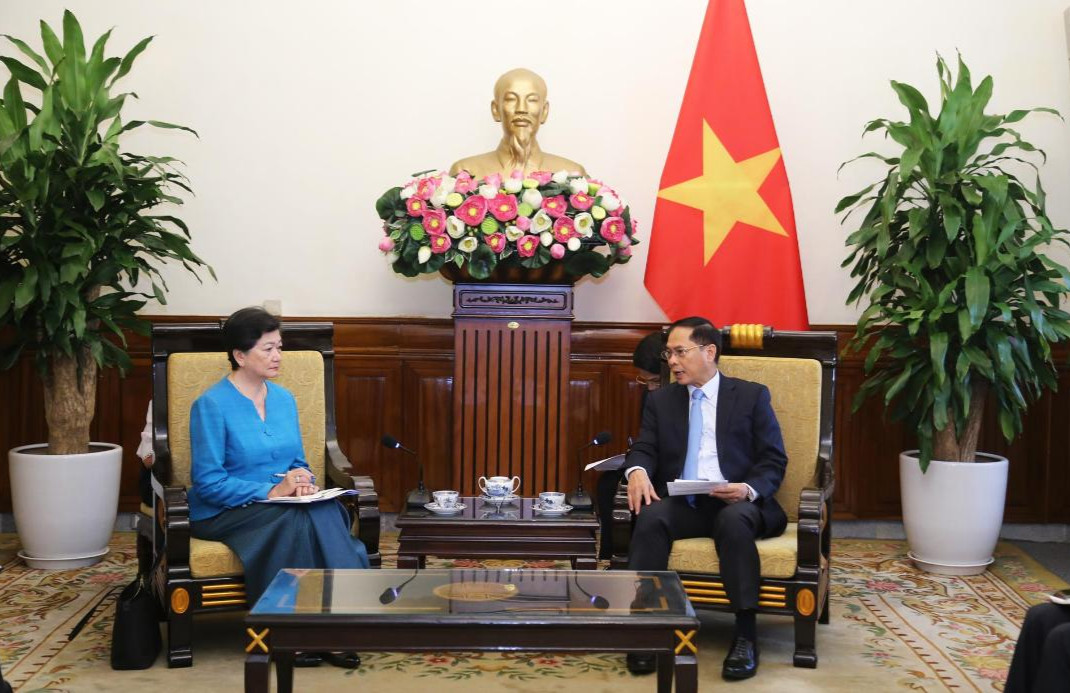 Phó Thủ tướng, Bộ trưởng Ngoại giao Bùi Thanh Sơn tiếp Đại sứ đặc mệnh toàn quyền Vương quốc Campuchia Chea Kimtha